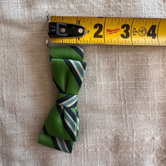 Handmade green bowtie for a small boy - Picture 4 of 5